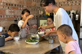 农村养4个娃的生活，老公煮了荔枝肉片汤，清甜又解渴全家都爱喝