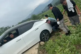 6月1日（发布）河南平顶山，开车在小路上掉头 不小心掉沟里出不来了，女子打电话求助娘家人，娘家大哥拉了一车人过来帮忙 分分钟搞定，网友：这一帮人走过来 看着都安心#不一样的中国节气  #中国节气芒种篇