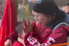 1月15日（发布），重庆，女子独自带两孩子摆摊，给患先天性心脏病的儿子治病，博主转账5万元， 宝妈笑着笑着就哭了…视频封面
