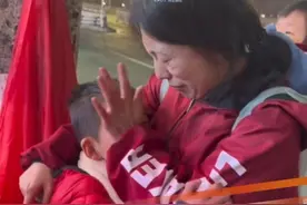 1月15日（发布），重庆，女子独自带两孩子摆摊，给患先天性心脏病的儿子治病，博主转账5万元， 宝妈笑着笑着就哭了…视频封面