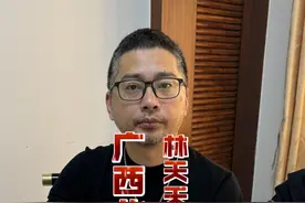 广西北部湾的海鲜“吊打全国”？ #广西美食 #地方特色美食 #好食材好味道 #吃货 #海鲜大餐 "出了北部湾，根本吃不到这种鲜甜！"老板娘的话我服了。 在北海渔村这家普通饭店，我们被北部湾海鲜的纯粹鲜味彻底折服——
沙螺脆甜得仿佛刚离海水，小鱿鱼小目鱼自带海洋咸鲜，带子肉肥厚到筷子夹不稳。皮皮虾膏黄饱满，青蟹掰开满膏橙红，连清蒸的老虎鱼都鲜得直击舌尖。最意外的是那道可乐排骨，竟在海鲜盛宴中毫不逊色。
没有网红店的精致摆盘，价格却实在得让人惊喜。江浙来的朋友盯着满桌硬菜直叹："这品质，在别处可吃不到这价！"视频封面