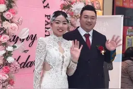 3月11日报道，河北沧州。95后新人在海底捞举办婚礼，火锅店配合做了婚礼策划和布置，门店：30桌花费15000元，客人很满意。#喜事 #震惊视频封面