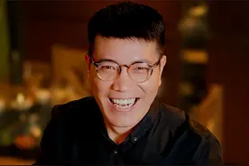 河南跑出一个火锅“爱马仕”，年入23亿，要IPO了 近日，巴奴正式向港交所递交招股说明书，拟主板挂牌上市，将成为继呷哺呷哺、海底捞之后，国内第3家在港上市的火锅品牌。从河南安阳起步，巴奴历经二十多年发展，如今已在全国39座城市拥有145家直营门店，2024年营收突破23亿元。#巴奴 #河南 #火锅 #海底捞 #IPO
