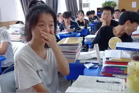 高考前调皮女生向老师袒露心声，说着说着就哭了。 网友：能坐在讲台旁边的都是老师“最宠爱”的孩子。（来源：海亮教育）#浙江dou知道 #2022高考护航 #高考前的最后一课 视频封面