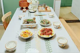 今天的午餐，四个家常菜，荤素搭配营养均衡，家常菜永远也吃不腻