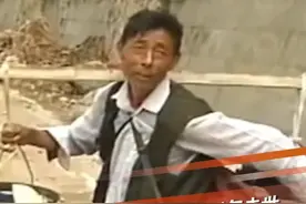 2008年李小萌在汶川地震灾区《路遇》朱大爷的采访视频，感动无数国人。5月12日，李小萌发视频缅怀朱大爷，当年的朱大爷已于2011年去世。 #汶川地震   #路遇   #李小萌  @抖音短视频 @DOU+小助手视频封面