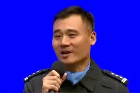 从半年到3天！5月26日，“新征程上的奋斗者”中外记者见面会上，#山东警察 陈强分享在意大利执勤经历，成功帮助中国留学生3天补办证件，当地正常补办需要半年，让外国同行见证了#中国速度 。#祖国强大视频封面