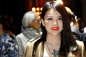 一张高清照曝光，揭开李湘总披衣服的真相，原来我们误会她这么多年 #李湘 #王诗龄 #明星人物传  #娱乐资讯 #明星八卦视频封面