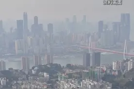 #重庆即将撤回33℃的夏天 ，厚衣服先别收起来，断崖式降温即将来袭，日最高气温将下降15～20℃，局地有冰雹。#第1眼TV口说有屏 #媒体精选计划视频封面