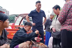 小谭一家到县城摆摊卖霉豆腐，新鲜花椒，全场生意最好最早收摊