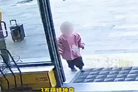 3岁萌娃赤着脚独自进商店，拿起货架的棒棒耱就吃，售货员怕发生危险赶紧报警，民警到场后开启好爸爸模式 先付钱再哄娃视频封面