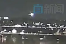 现场视频曝光！美客机与直升机相撞 已致18人遇难 #美国一架客机与直升机相撞坠河 当地时间1月29日，太平洋西南航空公司执飞的一架美国航空公司AA5342航班在接近华盛顿的里根国家机场跑道时，与一架美军"黑鹰"直升机在半空中相撞，客机坠河。据悉，这是一架加拿大庞巴迪CRJ700型支线客机，事发时机上有大约60名乘客 和4名机组人员。搜救工作正在进行中，目前已有4人被救，另有18人遇难。视频封面