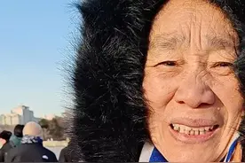 12月26日，毛主席诞辰131周年。湖南老乡来到毛主席纪念堂纪念伟人，从毛主席纪念堂出来后，阿姨红着眼眶说：这是我最难忘的一天！（记者：李鹏毅 邵帅）视频封面