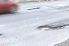 #肇庆一公路路面坑坑洼洼 ，多车辆经过被扎爆胎#广东dou知道视频封面