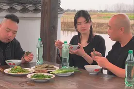 藜蒿炒腊肉应该是我们从小吃到大的菜了，你们吃过用藜蒿叶做的粑粑吗，清香十足，是#春天的味道 #我的乡村生活 #藜蒿炒腊肉视频封面