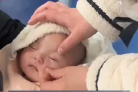 2月22日，河南，三个月宝宝不想打疫苗假装睡觉，捏鼻子、挠痒痒怎么都不醒，打针的时候还没扎进去就开始皱眉头，宝宝：不敢睁开眼 希望是我的幻觉#人类幼崽 #萌娃 #打疫苗视频封面