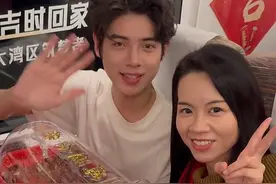 男方22岁，女方35岁，00后小伙高铁上相亲成功还领到了烤乳猪：“不介意！好多情侣都是年龄差比较大，三观合得来最重要。”（来源：猛犸视频）#相亲  #姐弟恋视频封面