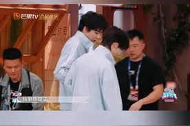 #刘宇宁丁程鑫现场起飞  在好六“两人三足”跳远环节@摩登兄弟刘宇宁  #丁程鑫  真的是凭实力碾压所有人，绑腿之后一开始的两条腿还有点不熟悉，踉踉跄跄的走，结果正式比赛环节第一跳就跳了二米二，第二跳直接跳了三米，现场起飞了！视频封面