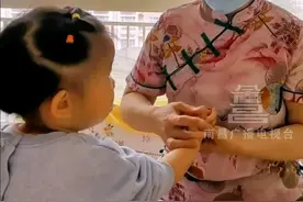 2月8日 （发布），千万别错过春季孩子成长“黄金期”，中医手把手教你推拿方法：在家给孩子平肝经 补脾经，“调理脾胃 促消化 帮助助长”。#孩子成长 #春季 #长高方法 #儿童 #健康科普视频封面