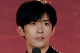 2025#中国电影导演之夜  《小小的我》中饰演刘春和的易烊千玺获2024年度男演员。易烊千玺说得到导演的认可是沉甸甸的荣誉。视频封面