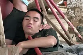 令人动容！武警官兵清淤间隙席地而睡。辛苦了，我们的人民子弟兵！#贵州榕江  （视频来源：中国军网）视频封面