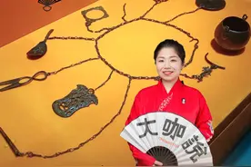 系上蹀躞带，等于带上了一个工具包，你甚至能用它上面的工具“荒野求生”。在唐代，它是身份的象征。后来，它的实用性渐渐消失，发展成为一种装饰。大咖说西安讲师小薇，带你走进唐朝人的精致日常生活 #爱上博物馆 #知识云游计划  #小薇讲西安  #唐三彩艺术博物馆