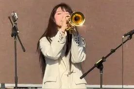 #音乐现场 #神级现场 #前奏一响拾起多少人的回忆 小号一响，燃爆全场，赵雷现身阜阳斑马音乐节，万人合唱沸腾！视频素材综合网络：@LIUXUAN🦔 @印象阜阳视频封面