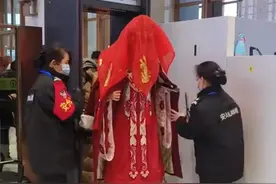 雪天封路新娘坐动车赶赴婚礼现场，因习俗不能掀盖头，湖南一高铁站暖心为其开通特殊通道【来源：@若韵 】视频封面