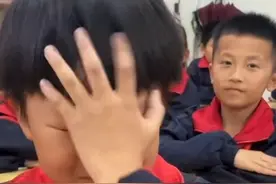 心疼！5月10日（发布时间）湖北黄冈，老师问：你的烦恼是什么？男孩回答的时候突然大哭视频封面