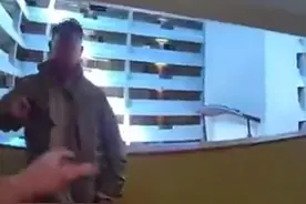 美国一67岁男子网约俩未成年女孩，警方得知消息在酒店等候，当警察打开门并表明身份时男子开始掏出枪。随后警察开枪射击，男子被当场宣告死亡。视频封面