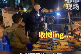小男孩买烤串遇到城管执法，“求求你给我炸个串吧”，城管都笑了！#烤串 #萌娃 #吃货 #城管  视频封面