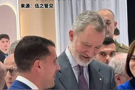3月3日至6日，2025年世界移动通信大会在西班牙巴塞罗那会展中心举行。日前，西班牙国王费利佩六世来到会场，体验华为三折叠手机等设备，对中国“智造”表现出浓厚兴趣。#华为  #西班牙  #中国智造  （转自伍之管见）视频封面