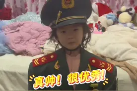男子退伍后半年因癌症不幸离世，三岁女儿穿上爸爸满是军功章的衣服，#自豪 地说：我长大要像爸爸一样伟大！妈妈：爸爸在她心中很重要，她想爸爸时就会去翻看爸爸的遗物。#伤感 #怀念亲人 #总有温暖在身边 #安徽dou知道 （视频来源：@陈班长老婆（小雨点妈妈） ）视频封面