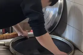 2月7日，内蒙古呼伦贝尔，山东男友第一次到丈母娘家过年，帮忙刷碗一用力把大锅拆了，第二天去地里挖土糊泥补救视频封面