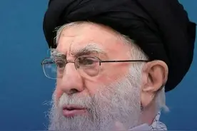 6月19日凌晨伊朗再对以色列发动新一轮导弹袭击，以伊冲突已持续一周。截至18日，伊以双方公布的最新伤亡数据显示，本轮冲突已致伊朗境内585人死亡，1326人受伤；以色列24人死亡，超过1300人受伤。当前双方的冲突仍呈现出继续升级的趋势。
当地时间18日，伊朗最高领袖哈梅内伊两度发声，哈梅内伊在讲话中强调，伊朗绝不接受任何“强加的和平或战争”，伊朗绝对不会投降，并表示，美国军事干预无疑都会带来无法弥补的损失。
据《华尔街日报》18日晚间援引三位知情人士的消息报道，美国总统特朗普17日晚间告诉他的高级助手称，他批准了对伊朗的攻击计划，但暂不下达最终命令，以观察伊朗是否会放弃其核计划。知情人士透露，特朗普希望通过威胁加入以色列对伊朗的打击，迫使伊朗满足他的要求。
据新华社消息，6月18日，中共中央政治局委员、外交部长王毅应约同埃及外长阿卜杜勒阿提通电话。王毅说，以色列无视国际法和国际规则的行径，造成中东局势骤然紧张，中方也对事态可能走向失控深感担忧。中方再次呼吁冲突当事方尤其是以色列以地区国家民众的利益和福祉为重，立即实现停火，缓解紧张局势，为重回对话谈判创造条件视频封面