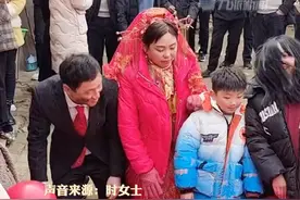 1月13日（采访时间），河南周口。#43岁女子回应带5个娃嫁给头婚初恋  ：前夫家暴，孩子都不愿意跟他，现任丈夫家里穷一直没结婚。视频封面