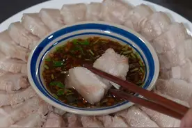 沙姜五花肉 五花肉这样做，鲜香滑嫩，肥而不腻，逢年过节拿来招待客人又是一道硬菜#沙姜五花肉#白切五花肉视频封面