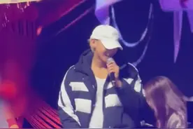 黄子韬在年会上准备了18888元大奖，现场直接给抽中员工转账 视频封面