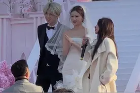 “鹿晗”求婚成功？第一眼女主怎么不是关晓彤，定睛一看发现是鹿哈，曾靠模仿鹿晗在网上爆火#鹿晗 #鹿哈