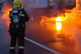 沈海高速一货车行驶中发生自燃，福州消防紧急救援#你可以永远相信中国消防 #闪闪发光的你视频封面