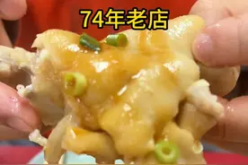 《脏其林系列》大阪街头开了74年的猪蹄店！ 配上三杯热乎的烧灼，太绝了！#瓦萨北北 #大阪美食视频封面
