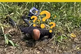 4月21日江苏无锡，大爷摔倒被困泥潭，路过小伙以为他在抓龙虾，网友：求大爷心里阴影面积视频封面