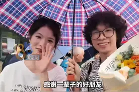 浙传姑娘带花等好友出考场，“他为上北电而复读”，好友：感谢，一辈子的好朋友#浙江dou知道 #高考 #复读视频封面