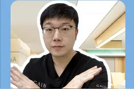 水光针一个月一次？劝你别这样做！ Q：水光乙需要每月打一次吗?
水光作为一个补水保湿类的项目，常年坚持定期保养这完全是可以的!
但不需要每个月都进行一次，毕竟打水光是破皮的对皮肤肯定也有一定的损伤!短期内可能会引发皮肤红斑和炎症。但适当的打水光是可以刺激我们皮肤的自我修复和再生，若太过频繁的话，反而会适得其反!

Q；多长时间打一次水光合适呢?
首次接触水光针的新手小白：建议前3个月可以1个月打一次连续打3次，2-3个月看皮肤的状态进行补打1次就够了；如果做的是中长效的水光，那可以4-6个月补打一次。同时，我们需要看一下自己当下的皮肤状态!
如果皮肤本身就是比较敏感脆弱，比如有皮肤敏感泛红或者玫瑰痤疮问题的用户，治疗时间可以再延长一点，给皮肤足够长的修复期!
 #抖出健康知识宝藏     #情绪松绑给心灵放个假  #水光针科普  #补水    #樊哥撩皮肤视频封面