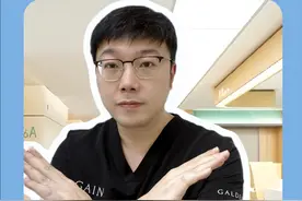 水光针一个月一次？劝你别这样做！ Q：水光乙需要每月打一次吗?
水光作为一个补水保湿类的项目，常年坚持定期保养这完全是可以的!
但不需要每个月都进行一次，毕竟打水光是破皮的对皮肤肯定也有一定的损伤!短期内可能会引发皮肤红斑和炎症。但适当的打水光是可以刺激我们皮肤的自我修复和再生，若太过频繁的话，反而会适得其反!

Q；多长时间打一次水光合适呢?
首次接触水光针的新手小白：建议前3个月可以1个月打一次连续打3次，2-3个月看皮肤的状态进行补打1次就够了；如果做的是中长效的水光，那可以4-6个月补打一次。同时，我们需要看一下自己当下的皮肤状态!
如果皮肤本身就是比较敏感脆弱，比如有皮肤敏感泛红或者玫瑰痤疮问题的用户，治疗时间可以再延长一点，给皮肤足够长的修复期!
 #抖出健康知识宝藏     #情绪松绑给心灵放个假  #水光针科普  #补水    #樊哥撩皮肤视频封面