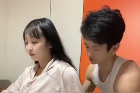 女子小时候意外失去双手，现在#孕晚期 ，老公每日悉心照顾她的生活起居，“我就是她今天后的手，日子虽然辛苦但也很#幸福 ！”#生活不易 #总有温暖在身边 （视频来源：@甜妹and 琛哥 ）视频封面