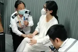 7月3日，网友曝吉祥航空上海飞广州一航班不明原因延误，舱内滞留2个多小时未开空调致旅客中暑 #吉祥航空延误致旅客中暑 #民生百态 #出门在外  视频封面