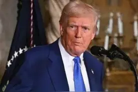 美国官员群聊袭击也门拉错了人 一名记者被误拉进美国高官群聊 当地时间3月24日，美国白宫承认，特朗普政府的几名高级官员使用一款非机密聊天应用程序讨论了高度敏感的军事计划，其中无意添加了一名记者进入群聊。（央视新闻）视频封面
