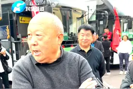 3月25日，河南长垣，“河南这个老板真棒！”，河南一老板花千万请4000名员工父母旅游，员工父母高兴地蹦起来，“包吃包住包玩，之前去过新马泰，朋友都羡慕”。视频封面