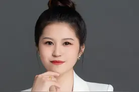 贵州村超，竟然用童工掌机直播#大V说 #王八上岸小女孩拍村超现场 @DOU+小助手 @抖音短视频视频封面